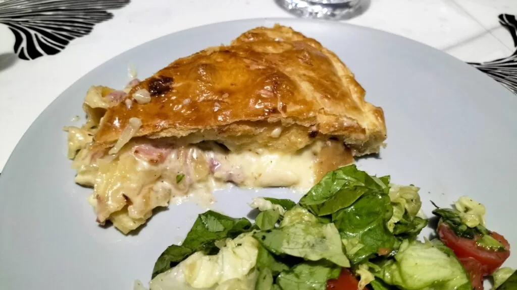 Tourte au Mont d’Or tranchée avec salade verte