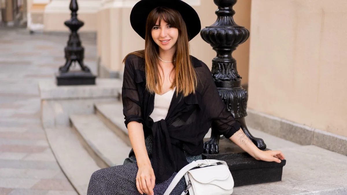 Ceinture, chapeau et sac structuré complétant un look d’automne féminin.