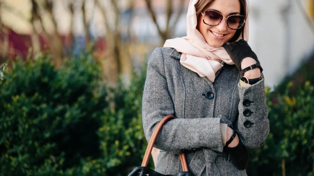 Écharpe, sac et bijoux assortis pour un look automnal tendance