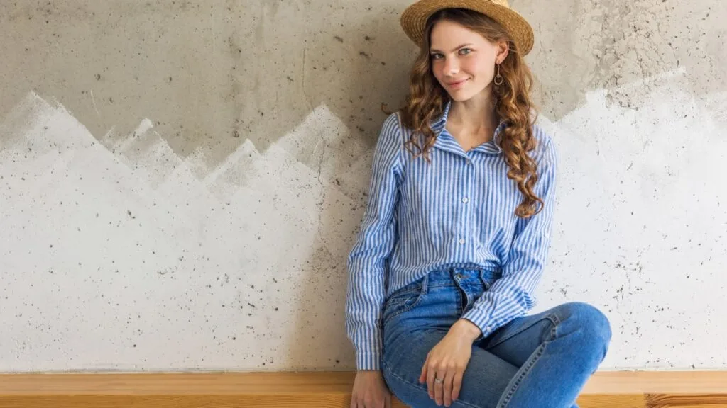 Femme portant un jean bellerose bleu clair, style chic et décontracté