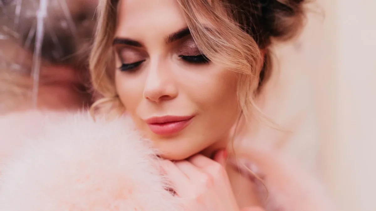 Tenue fluide et make-up discret pour un rendu naturel