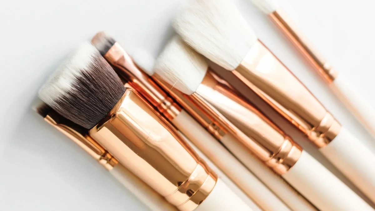 Ensemble de pinceaux maquillage sur fond clair