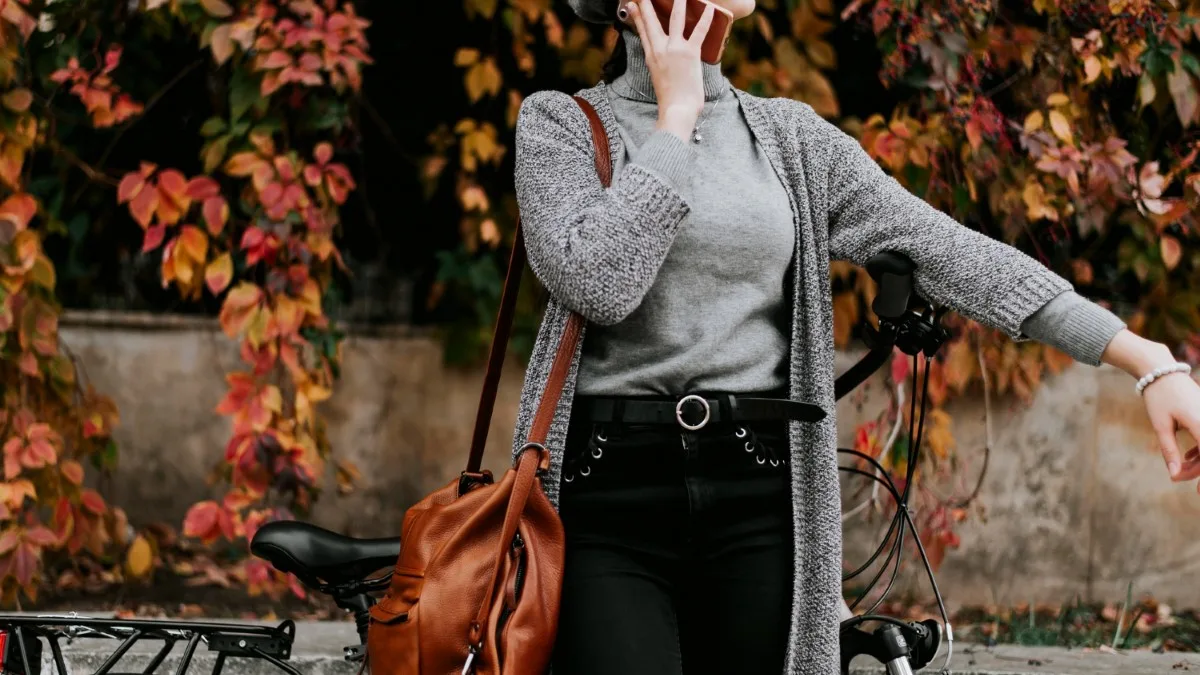 Sac à main camel texturé assorti à une tenue d’automne