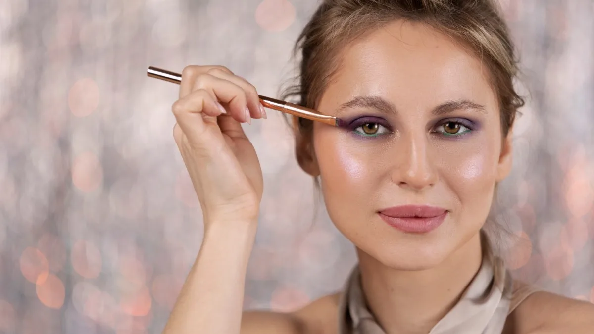 Sourcils équilibrés, blush crème liftant et lèvres satinées pour un effet rajeunissant