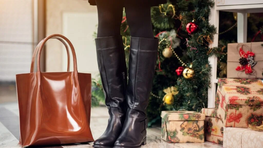 Femme portant des bottes de ville élégantes sur trottoir humide en hiver