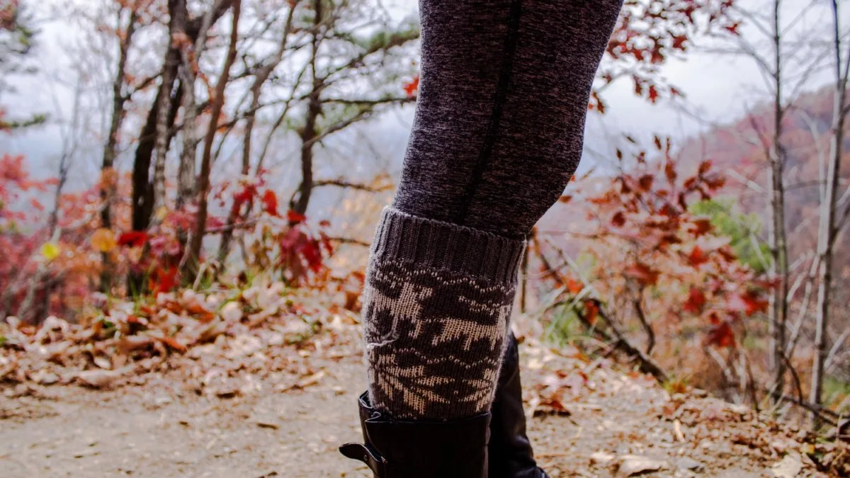 Chaussettes en laine mérinos glissées dans des bottes