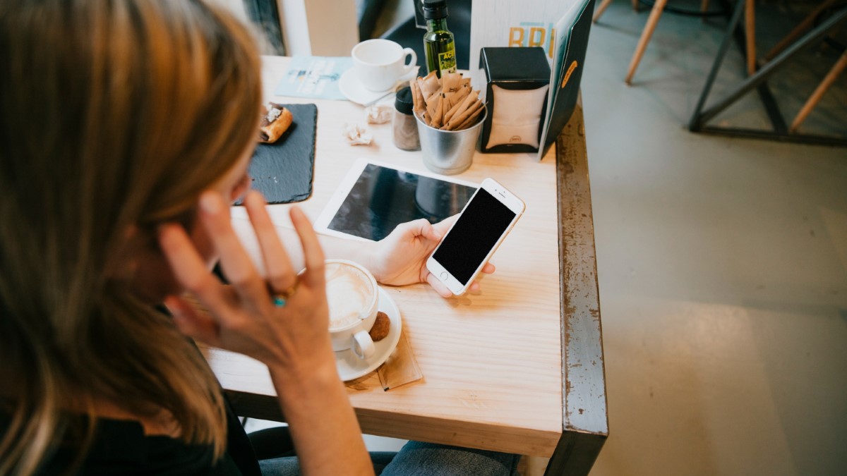Bureau moderne avec plusieurs écrans et téléphone allumé, illustrant la frontière floue entre travail et vie perso.
