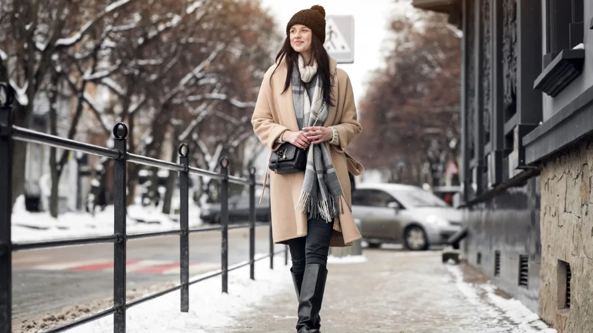 une femme qui porte une paire de bottes avec relief antidérapant
