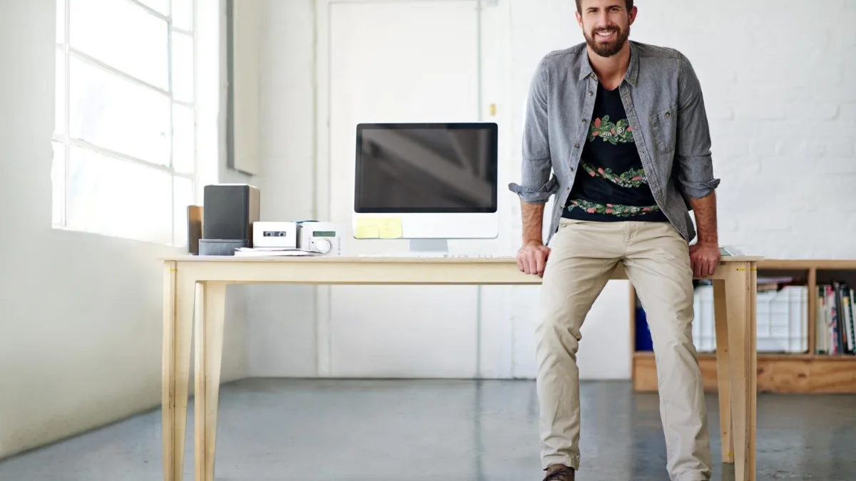 Homme debout au bureau portant des chaussures de ville confortables