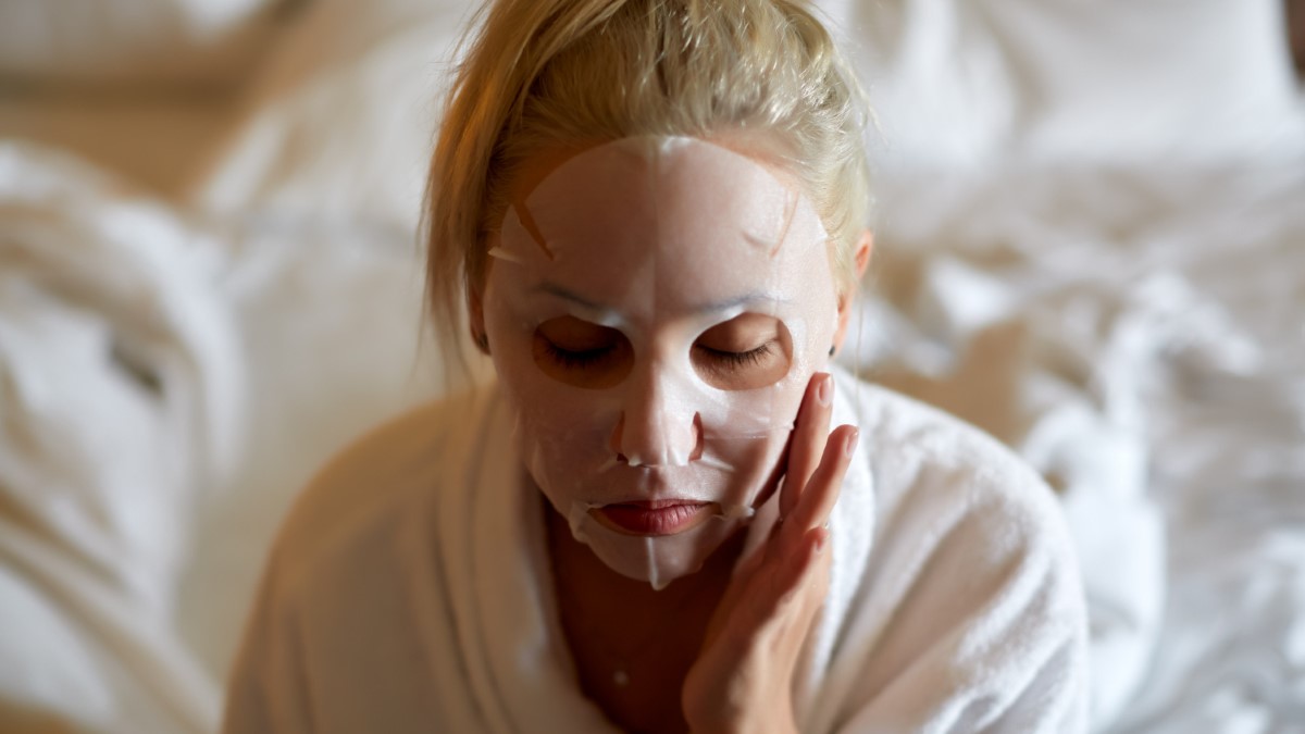 Masque hydratant appliqué en couche fine, peau lumineuse et apaisée.