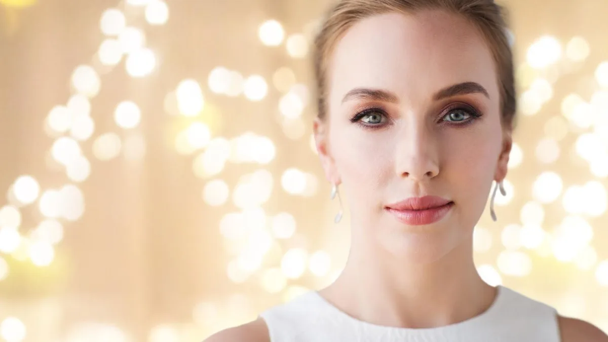 Teint naturel lumineux avant une soirée, maquillage léger et élégant.