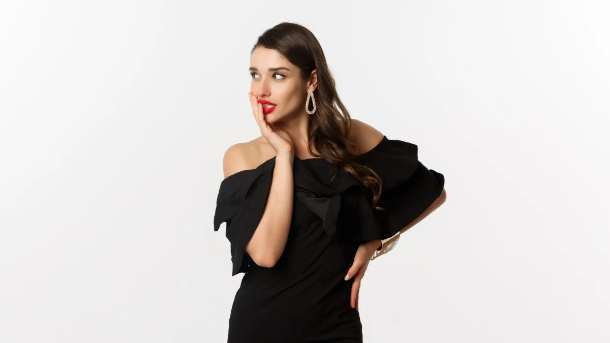 Une robe noire élégante avec des bijoux dorés pour la soirée de fête