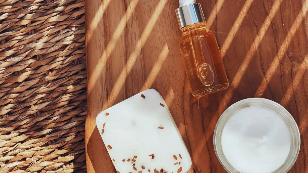 Flacon de sérum hydratant et crème protectrice sur une coiffeuse, ambiance cocooning.
