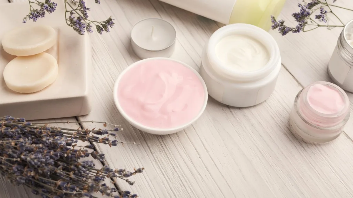Flacons et pots de soins coréens posés sur une table, montrant différentes textures crème et gel pour la saison froide.