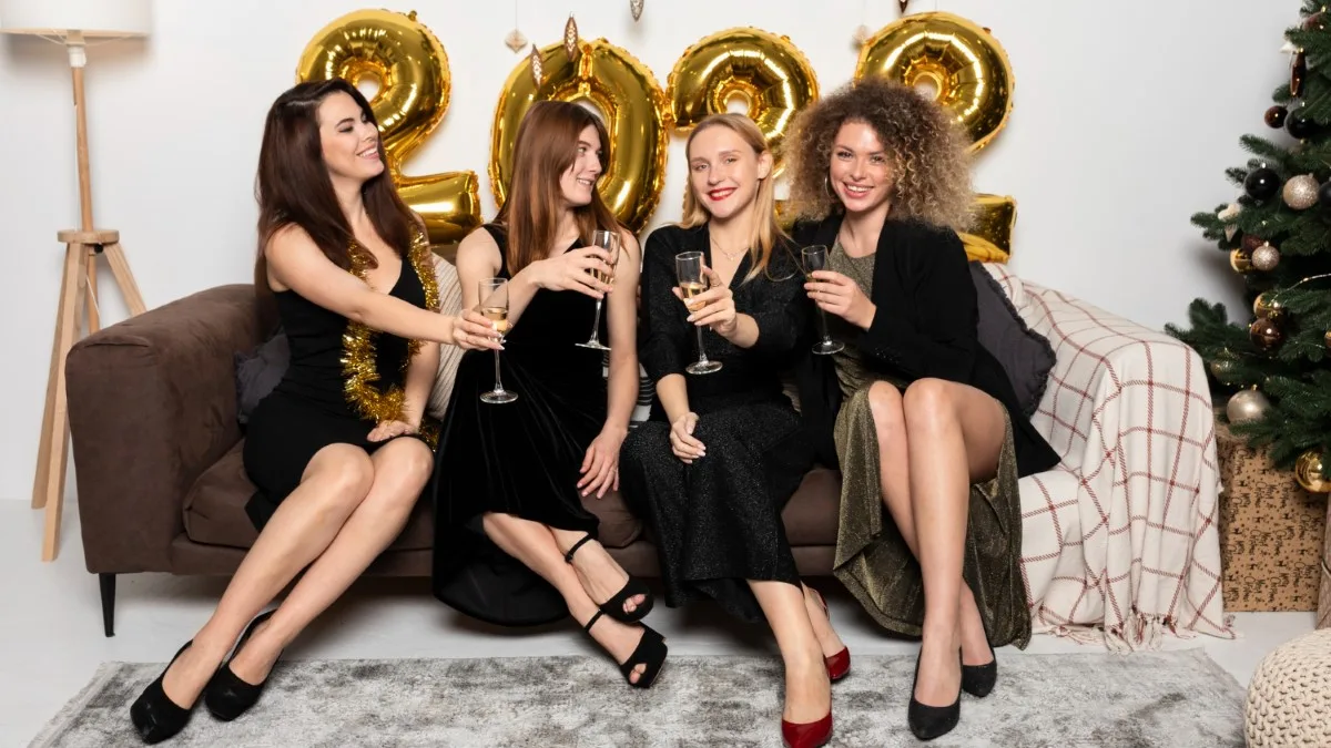 Des femmes portant de belles tenues de soirées pour les fêtes de fin d'année