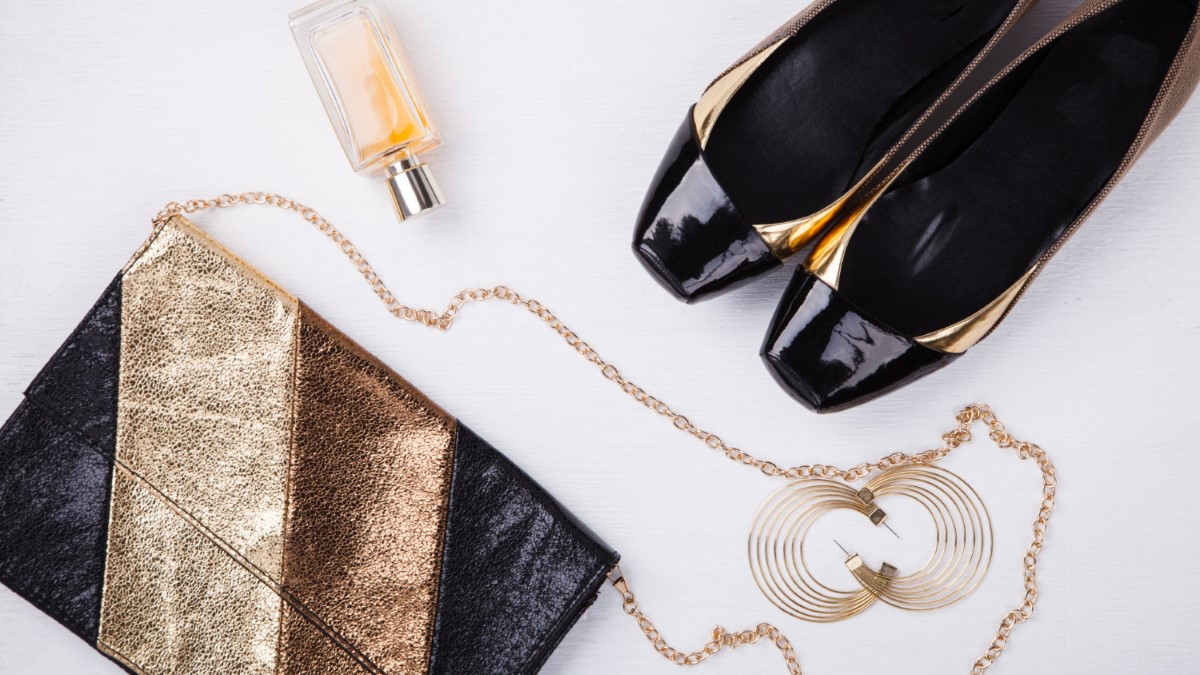 Mocassins, sac en cuir et bijoux dorés pour accessoiriser un look preppy moderne