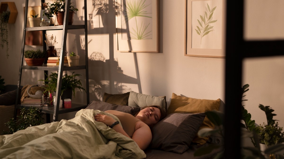 Chambre fraîche et lit confortable, symbole de nuits apaisées malgré la ménopause.