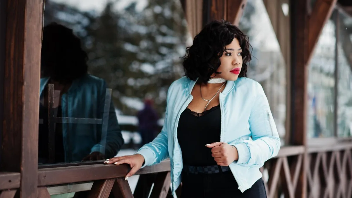 Femme grande taille portant un blazer souple ouvert sur un top uni, look structuré et élégant sans rigidité.