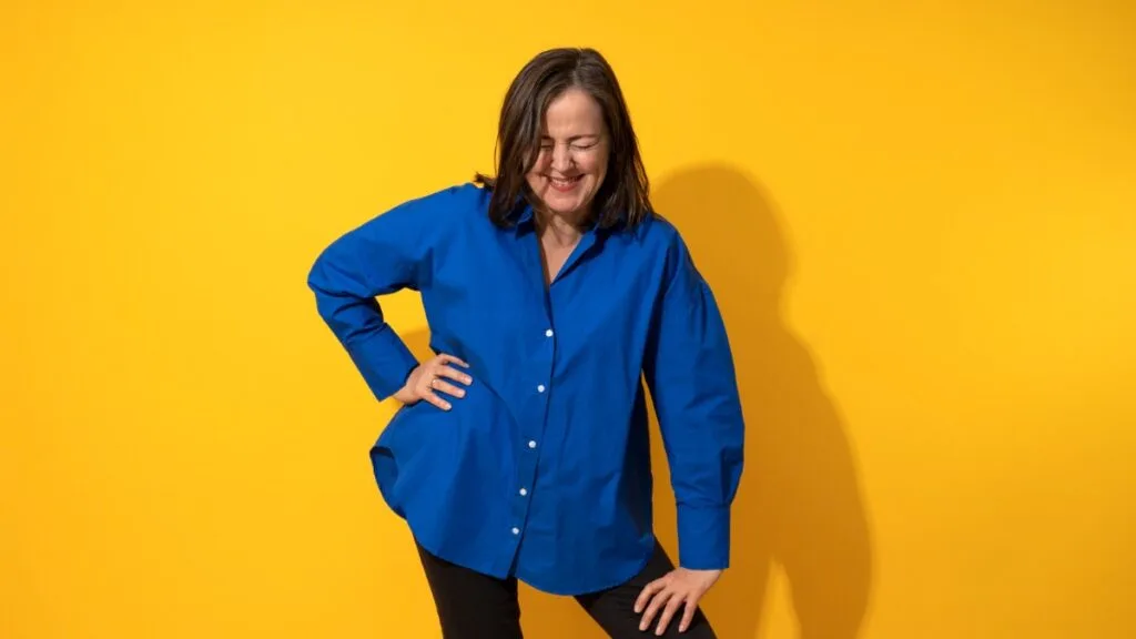 Silhouette grande taille en jean droit et chemise fluide ouverte, tenue lumineuse et confortable qui allonge sans serrer.