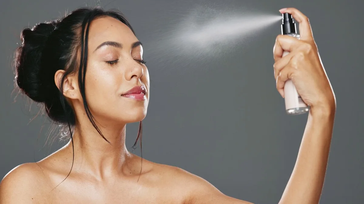 Finition d'un maquillage full face avec un spray fixateur pour une tenue longue durée sans figer.