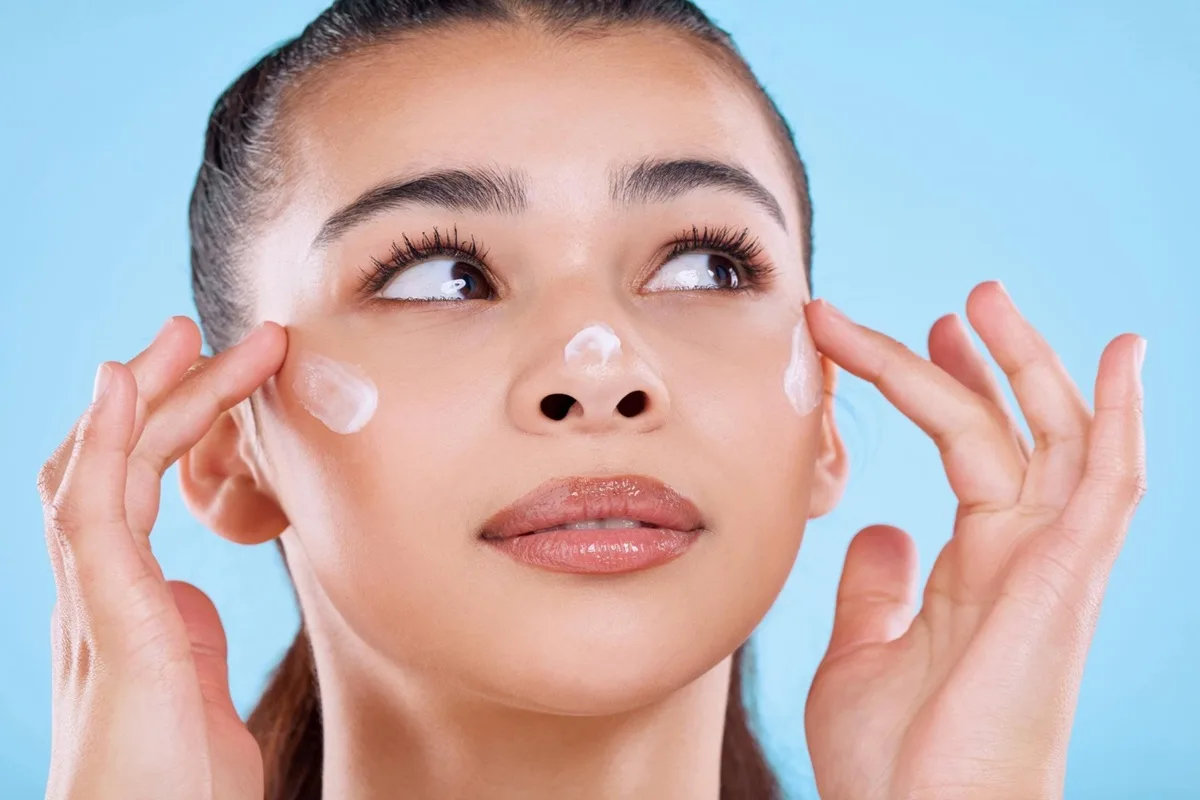 Application d'une base hydratante avant maquillage full face pour améliorer la tenue et le confort.