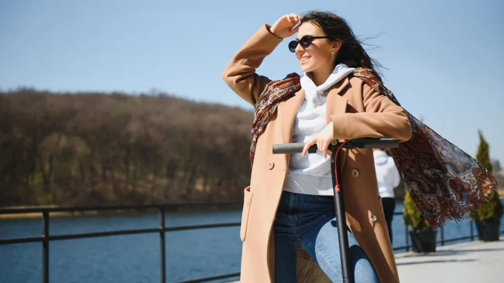 Femme active portant une tenue mi-saison élégante avec trench léger pour une journée entre 2 degrés le matin et 20 degrés l’après-midi.