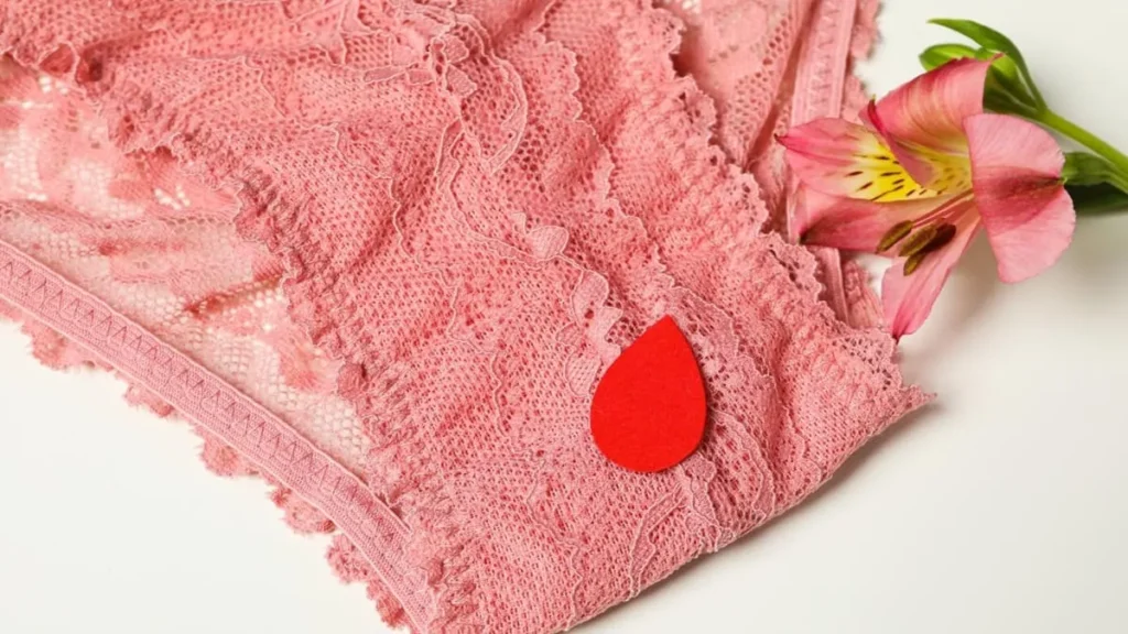 Une culotte menstruelle rose avec de la dentelle