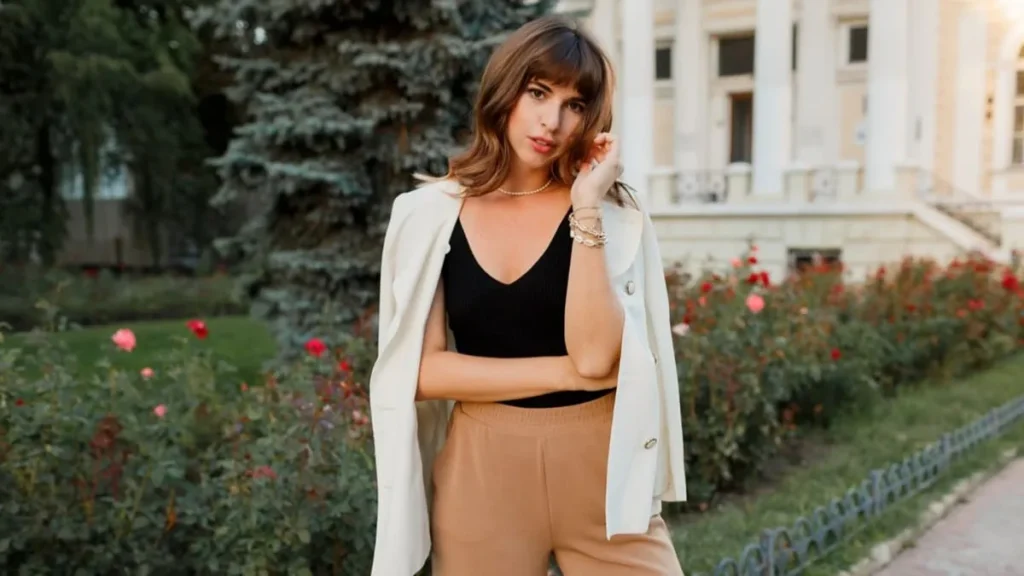 Femme grande et mince dans un look élégant et équilibré, lumière douce et style féminin