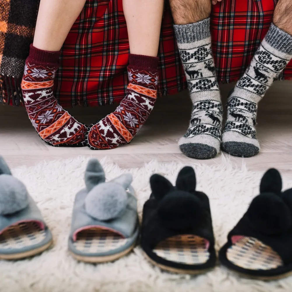 Chaussons pour adultes et enfants alignés dans une maison