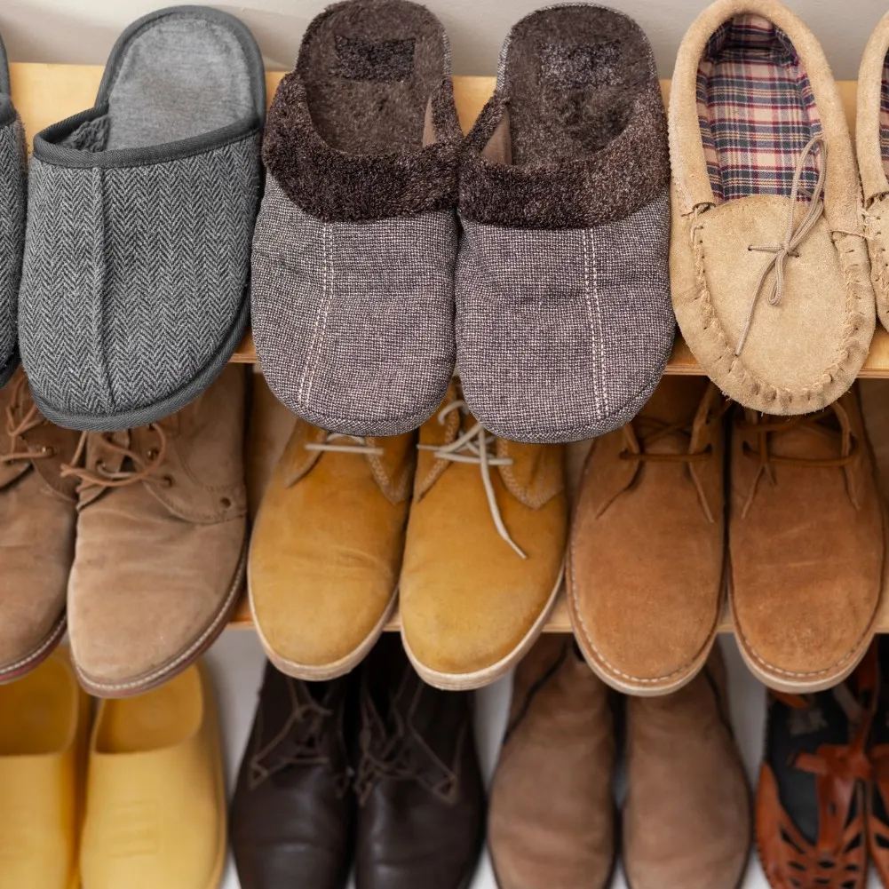 Chaussons ouverts, fermés et fourrés posés dans une entrée