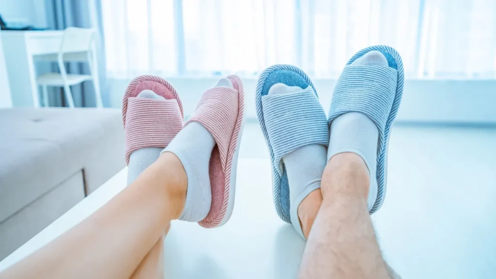 paires de chaussons confortables dans un intérieur chaleureux