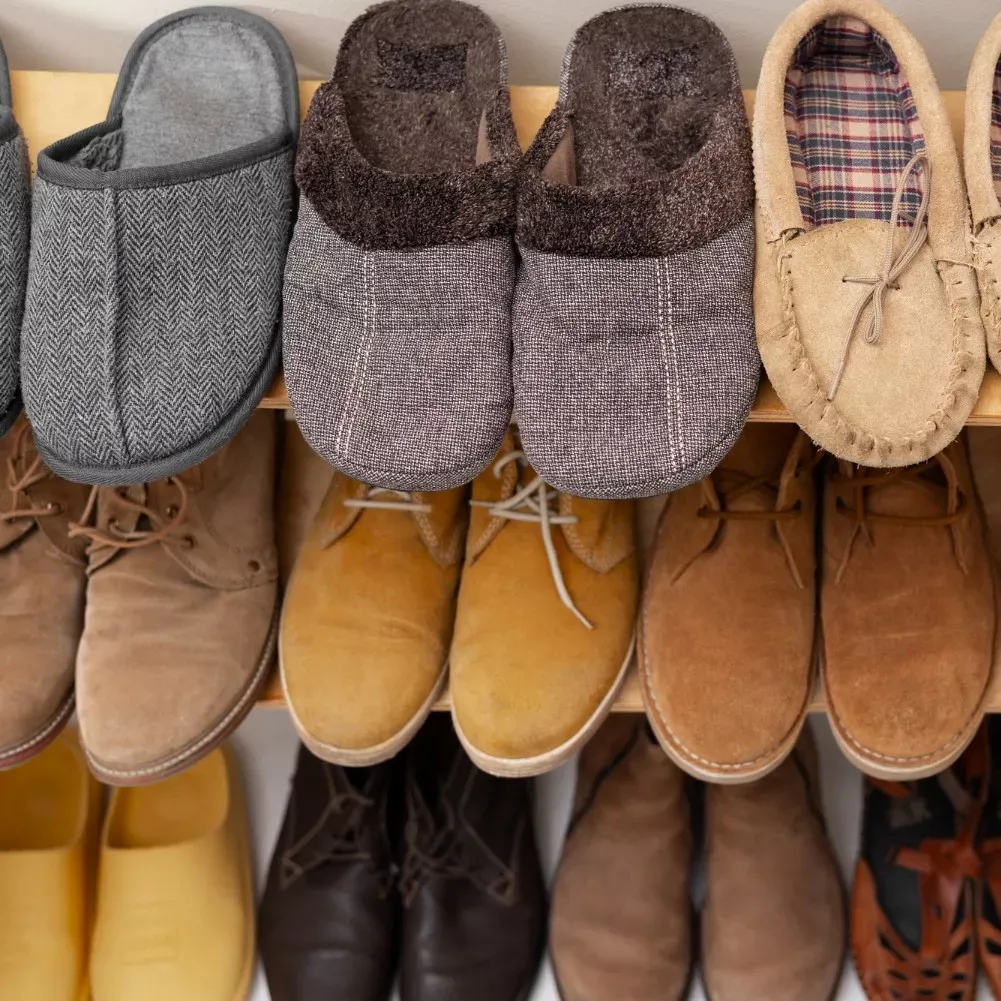 Chaussons ouverts, fermés et fourrés posés dans une entrée